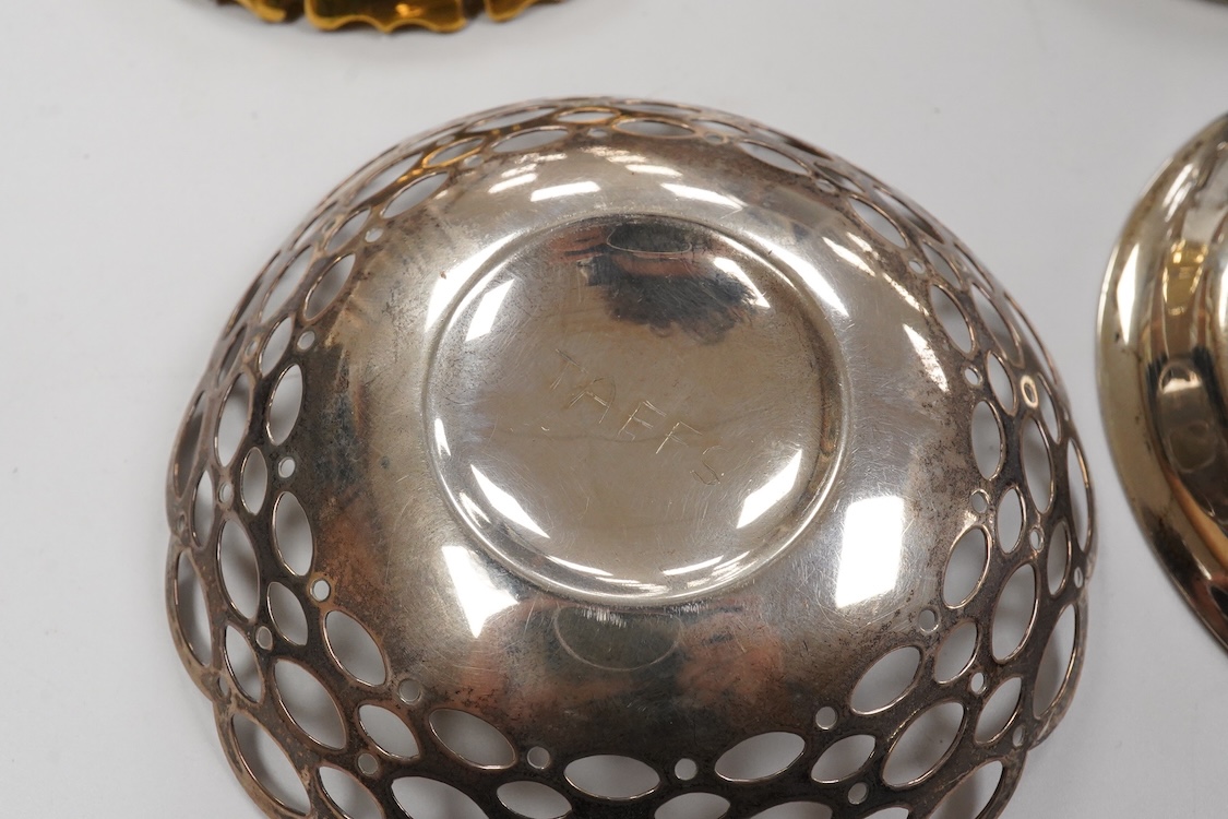 An Elizabeth II silver gilt small dish, by C.J. Vander Ltd, London, 1964, 10cm, a pair of pierced silver bonbon dishes and a small silver Tudor Rose dish, 6.4oz.